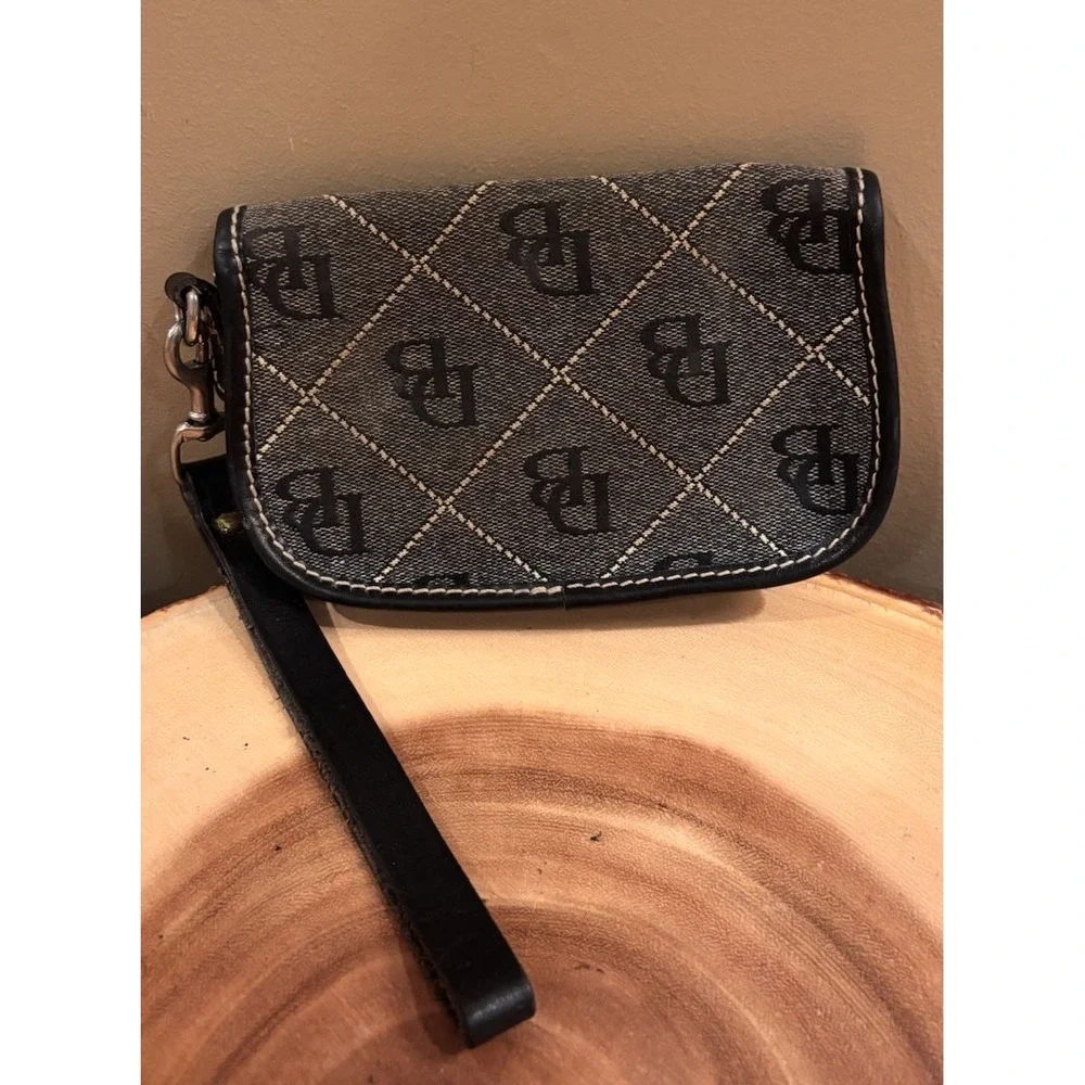 Dooney & Bourke‎ Gray Jacquard Signature Canvas Leather Wristlet